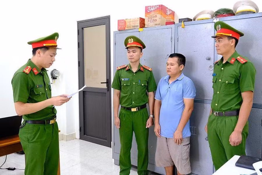 Cơ quan điều tra tống đạt lệnh khởi tố đối với Đỗ Khắc Hải. (Ảnh: CAHT)