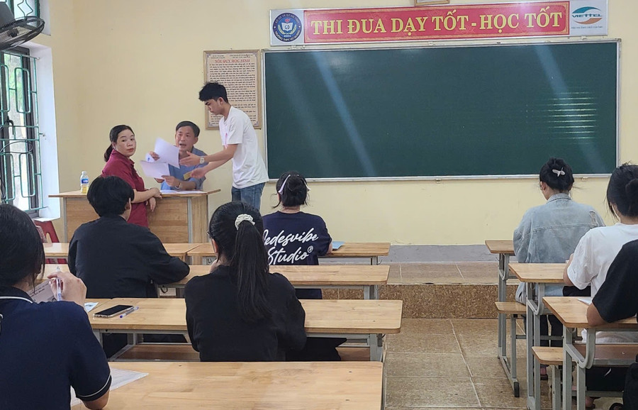 Cán bộ coi thi phổ biến quy chế thi tại điểm thi Trường THPT Vũ Quang. (Ảnh: T.H) nhan3.jpg