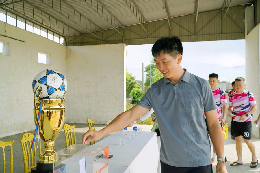 Ông Tô Thái Hòa - Chủ tịch UBND phường Hà Huy Tập quyên góp ủng hộ học sinh nghèo hiếu học. z6890454571737-e35585a67a1e66a6d0fd8462378cec0a.jpg