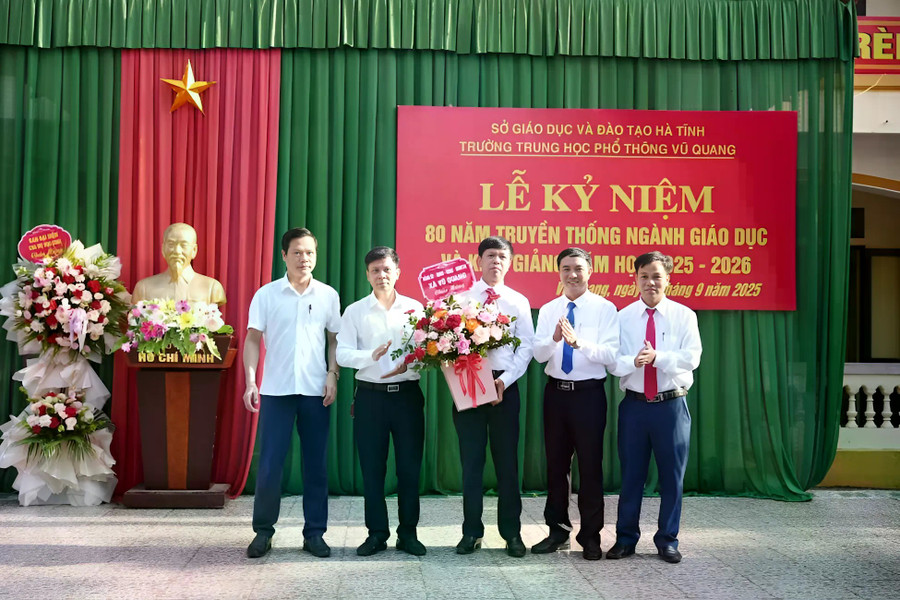 Ban giám hiệu Trường THPT Vũ Quang nhận hoa chúc mừng nhân dịp năm học mới. thptvuquang.jpg