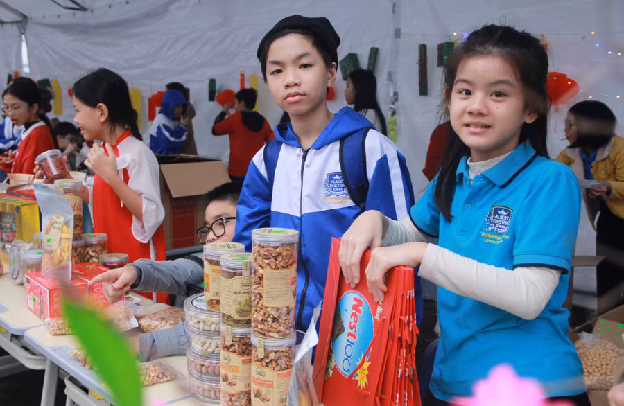 Học sinh Trường Phổ thông liên cấp Albert Einstein hứng khởi tham gia hoạt động “Phiên chợ cuối năm”.