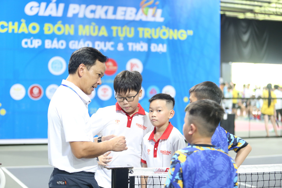 Trọng tài phân tích cho các VĐV những pha bóng nhạy cảm. 10-2.jpg