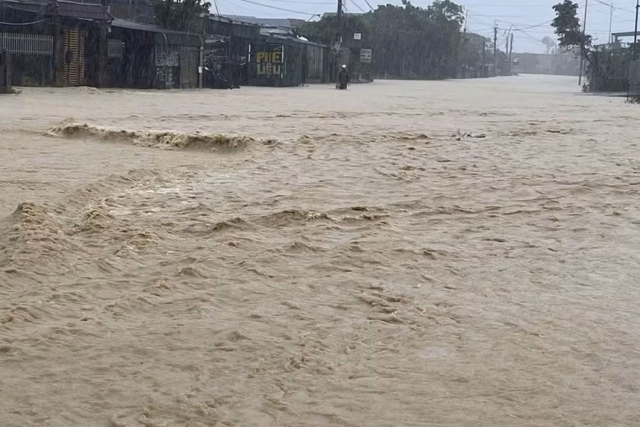 Mưa lớn gây ngập cục bộ nhiều tuyến đường ở phía Nam Hà Tĩnh. (Ảnh: V.H)