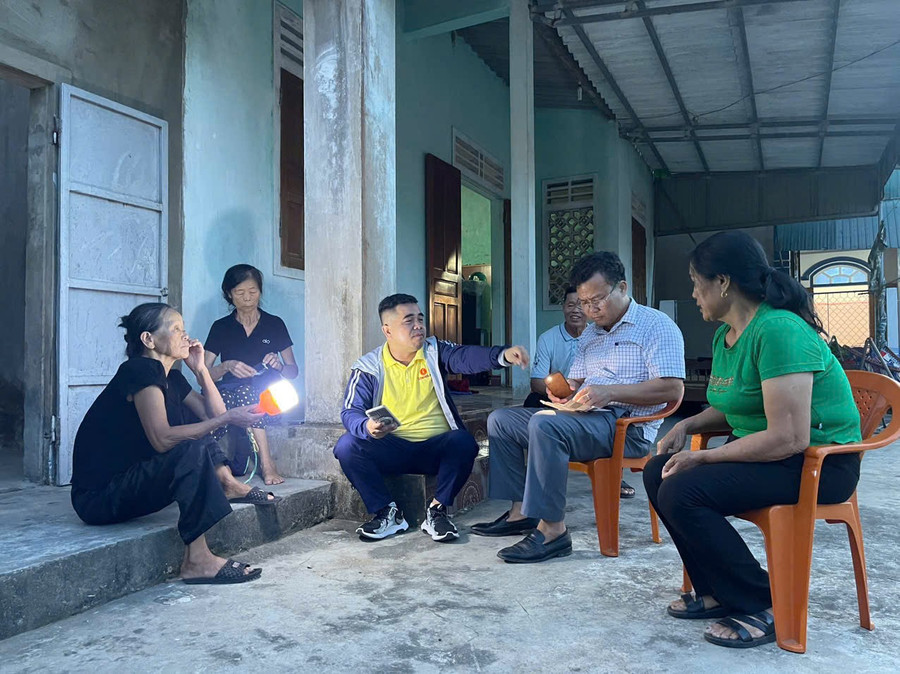 Các thành viên của Vingroup với tinh thần khẩn trương đã không quản khó khăn, dù sáng sớm hay đêm muộn vẫn có mặt tại các gia đình ảnh hưởng để thăm hỏi, hỗ trợ sớm nhất có thể. quy-thien-tam-tham-hoi-trao-ho-tro-cho-cac-ho-dan14.jpg