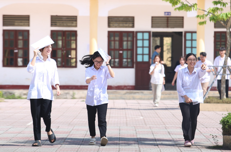 Dù thời tiết oi bức nhưng không làm giảm niềm vui của thí sinh sau khi kết thúc bài thi. 4i7a0435-2.jpg