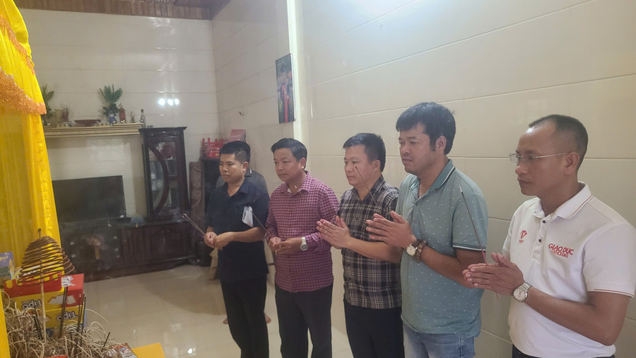 Đoàn công tác thắp hương na4.jpg