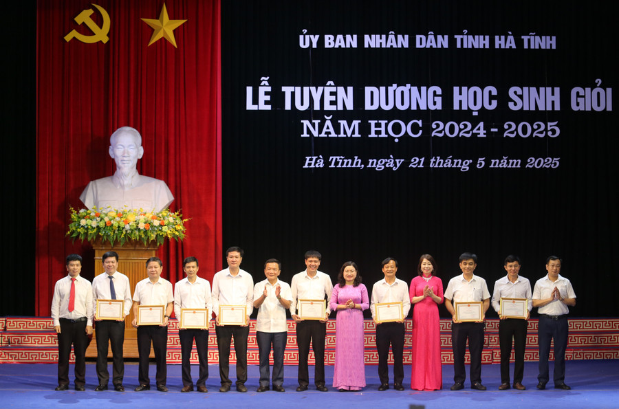 Sở GD&ĐT Hà Tĩnh biểu dương, khen thưởng những cá nhân, tập thể xuất sắc trong công tác bồi dưỡng học sinh giỏi. 18.jpg