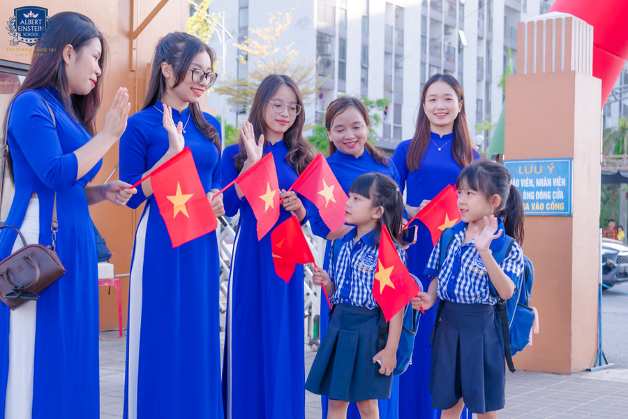 Các thầy cô ân cần, vui tươi chào đón các em học sinh trở lại trường. 8.jpg