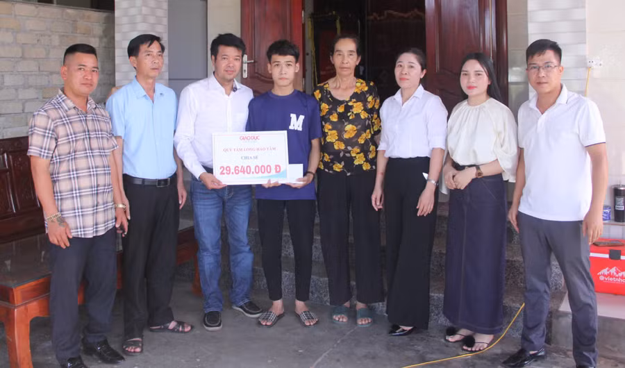 Báo GD&TĐ cùng chính quyền địa phương trao quà nhân 2 đến hoàn cảnh ở xã Kỳ Văn.
