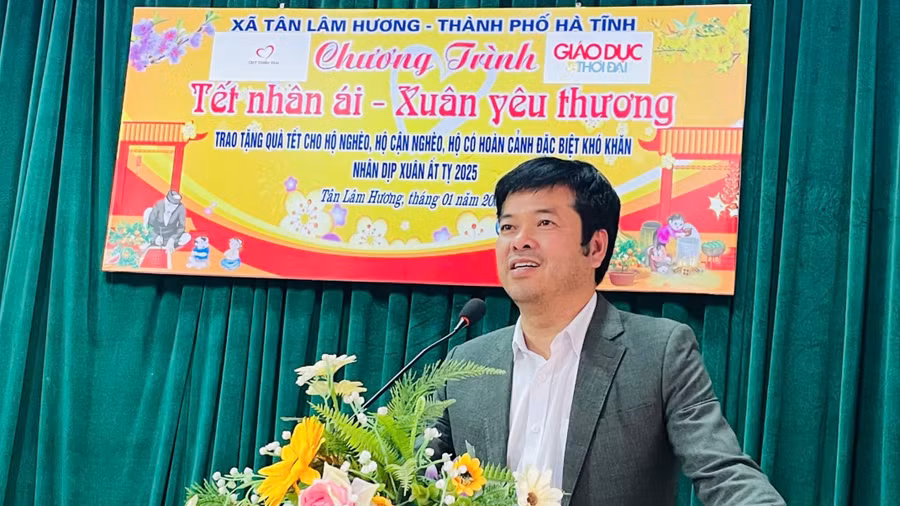 Nhà báo Nguyễn Văn Dũng phát biểu tại Lễ trao quà.