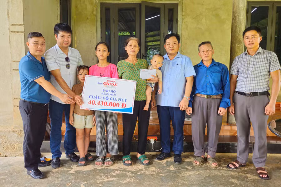 Trao hơn 40 triệu đồng đến hoàn cảnh cháu Gia Huy bị viêm não