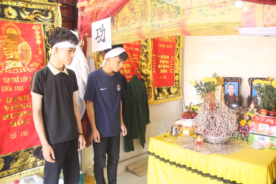 Bố mẹ cùng lúc ra đi để lại 2 anh em bơ vơ trước ngưỡng cửa tương lai.