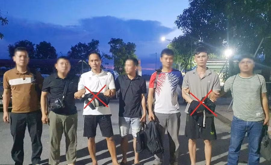 Quang và Tiến (dấu x) bị lực lượng chức năng bắt giữ. (Ảnh: CAHT)