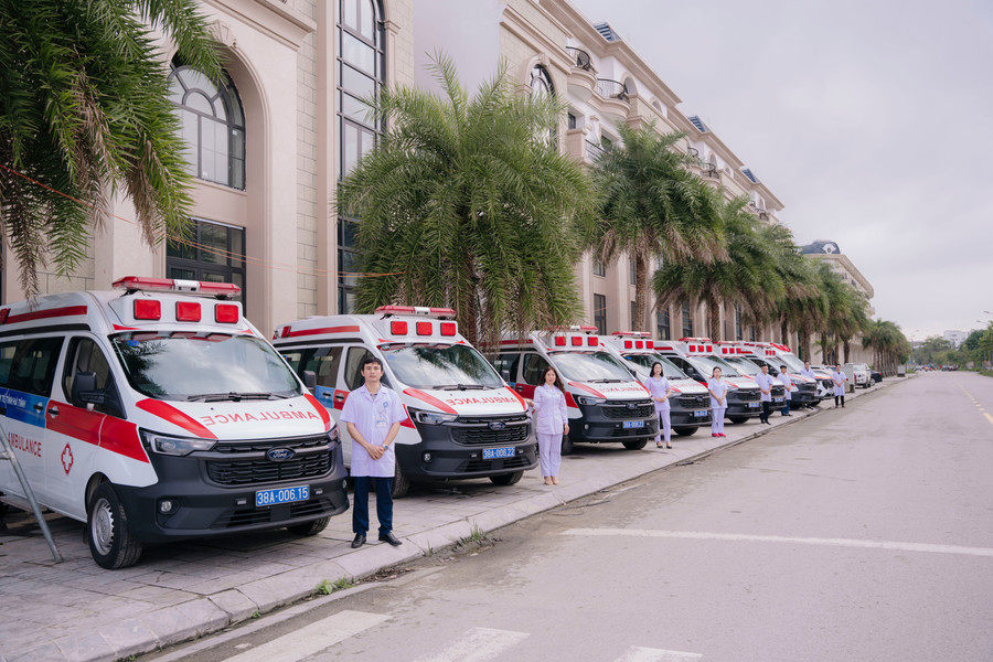 Vingroup hỗ trợ Hà Tĩnh 15 xe cứu thương hiện đại.