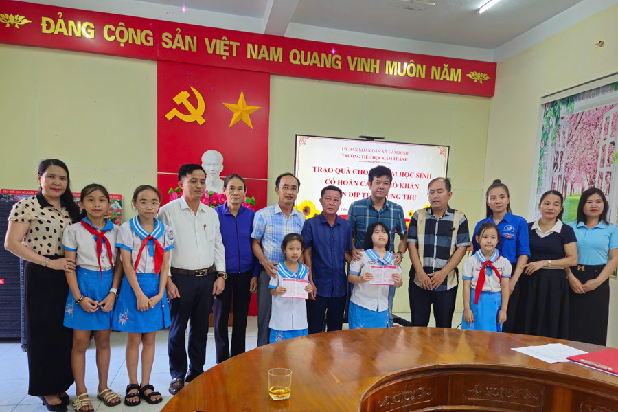 Nhân dịp Tết Trung thu đang cận kề, trường cũng đã trao tặng các phần quà dành cho các em học sinh có hoàn cảnh khó khăn. 1000028752.jpg