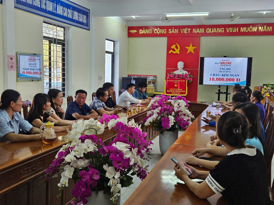 Buổi trao quà có sự chứng kiến của lãnh đạo chính quyền địa phương và thầy cô giáo Trường TH Cẩm Thành. 1000028753.jpg