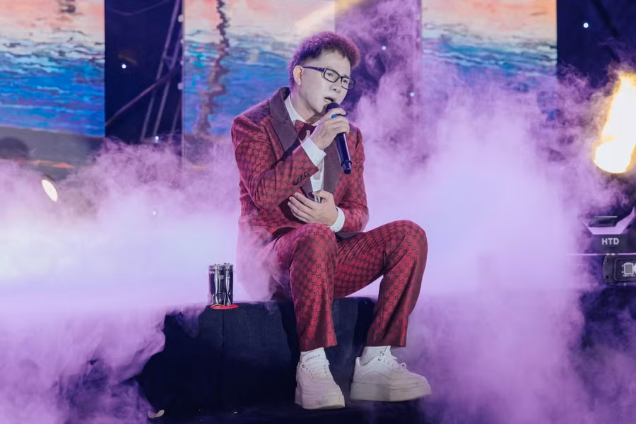 ...Nhạc sỹ Cáp Anh Tài với ca khúc "Tình cha bến đợi" làm lay động khán giả