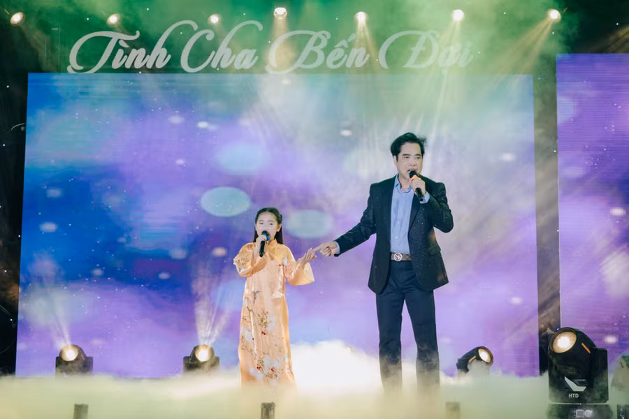 Chương trình có sự góp mặt của nhiều ca sỹ, nghệ sỹ nổi tiếng như Danh ca Ngọc Sơn cùng ngôi sao nhí Hà Anh qua ca khúc "Tình cha".