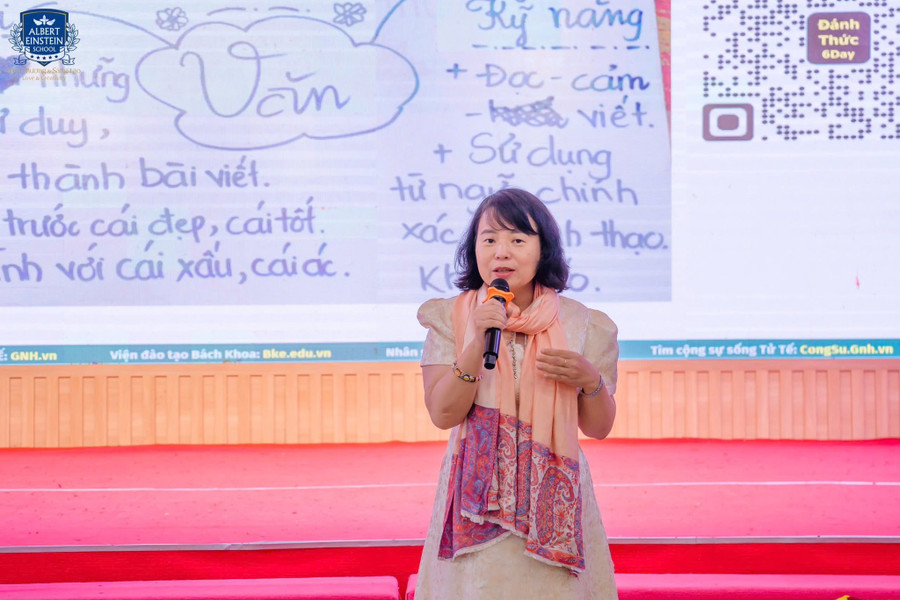 Diễn giả Kim Sơn chia sẻ nhiều kinh nghiệm đến với giáo viên, phụ huynh tại chương trình. 7.jpg