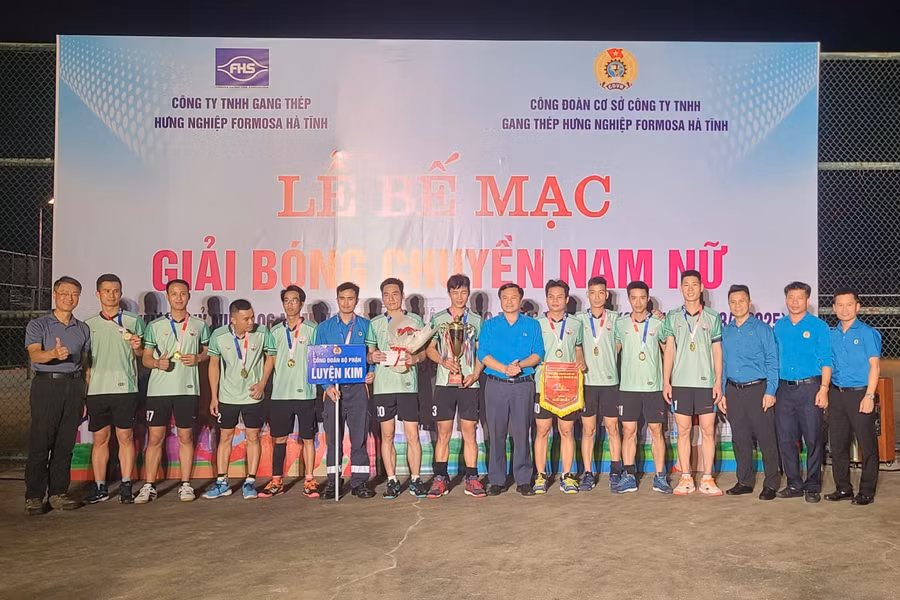 Đại biểu và Ban tổ chức trao cúp, cờ cho đội bóng chuyền nam giành chức vô địch giải bóng chuyền FHS 2025.