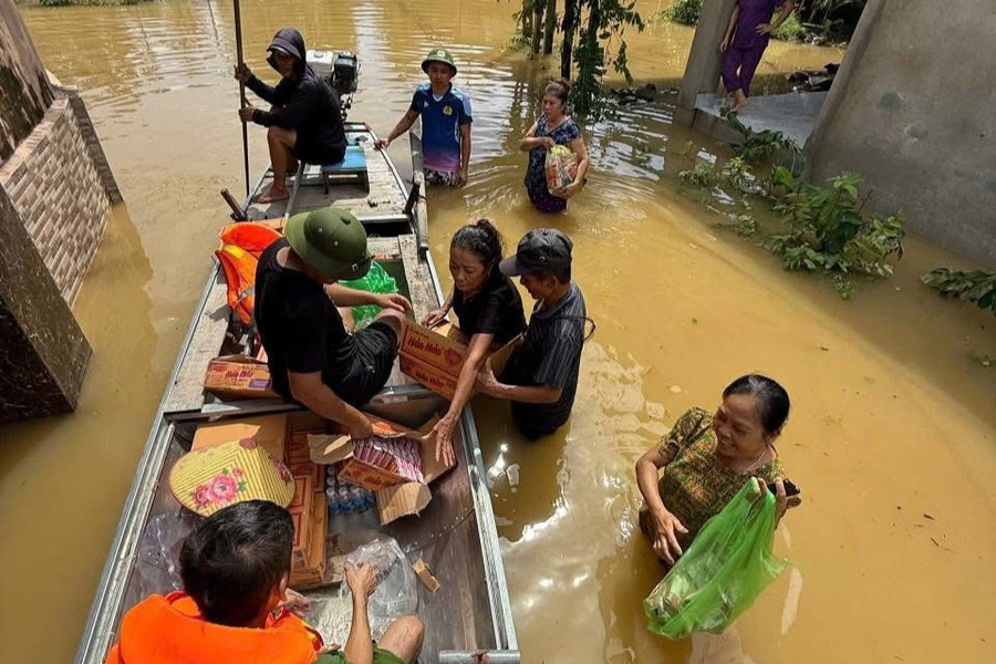 Do phương tiện nhỏ, mỗi chuyến chỉ chở được ít hàng, các đội cứu hộ phải hoạt động liên tục cả ngày lẫn đêm. 5.jpg