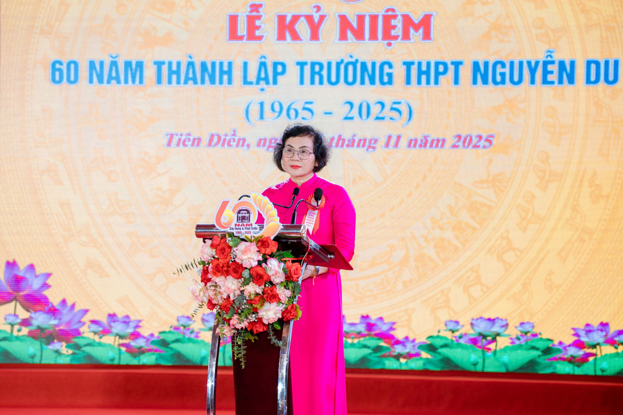Lehrerin Tran Le Thuy, Schulleiterin der Nguyen Du High School, hielt bei der Zeremonie eine Rede. 2-6435.jpg