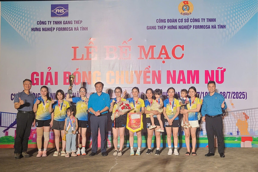 Các đại biểu và Ban tổ chức chúc mừng đội nữ vô địch của giải đấu. 3.jpg