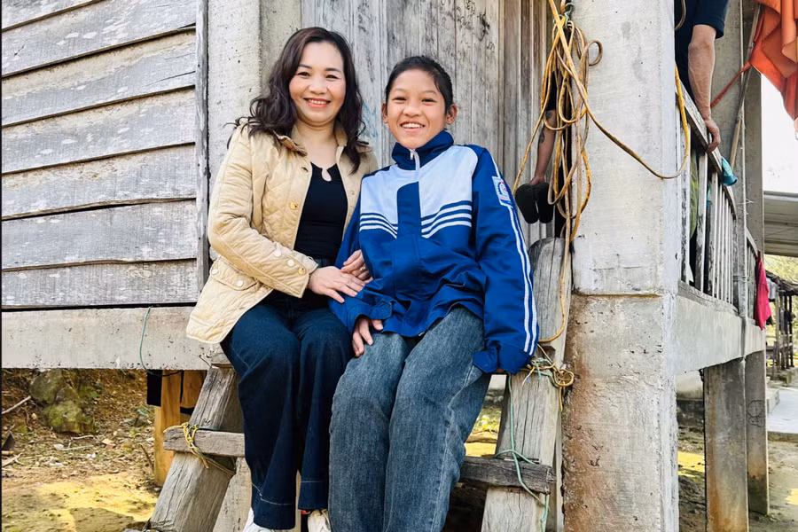 Giáo viên Trường THCS&THPT dân tộc nội trú Hà Tĩnh bám bản đưa học trò tới trường sau ngày Tết. (Ảnh:B.H)