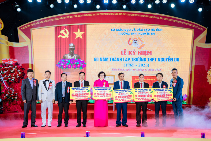 Ehemalige Schüler überreichten bei der Feier zahlreiche Geschenke an den Fonds „Förderung von Lernen und Talenten“ und den Fonds „Wertschätzung der Lehrer“. 6-5990.jpg