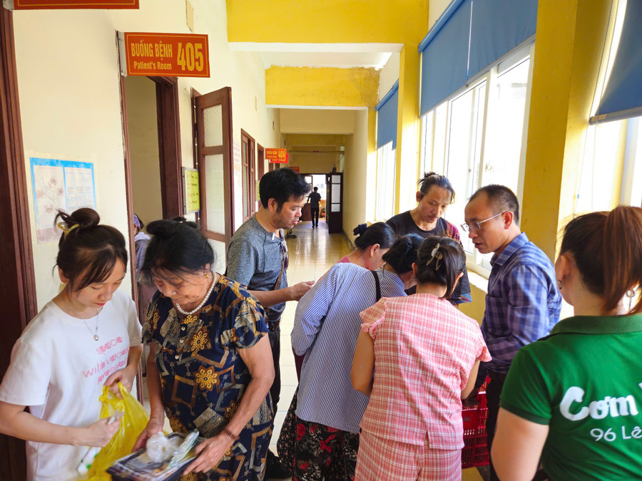 Hy vọng những món quà nhỏ này sẽ phần nào giảm bớt khó khăn cho bệnh nhân và gia đình. 11.jpg