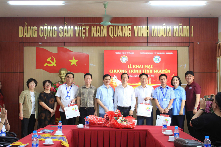 Lễ khai mạc có sự tham gia của đại diện Sở Giáo dục và Đào tạo, Tỉnh đoàn, Sở Ngoại vụ Hà Tĩnh. 4.jpg