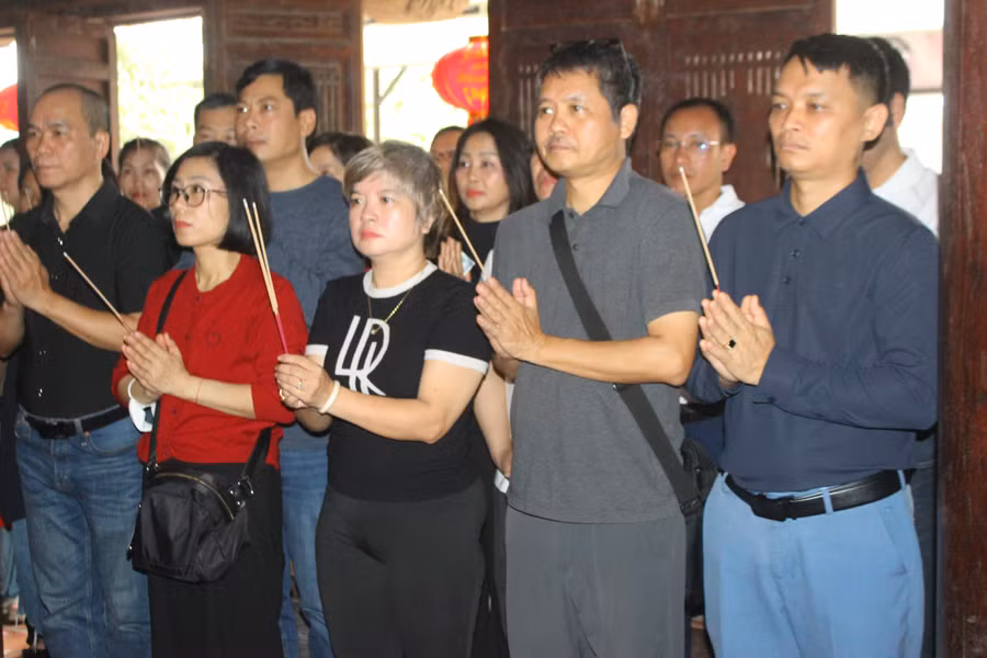 Lãnh đạo Báo GD&TĐ cùng cán bộ, phóng viên dâng hương tại đền thờ Đại thi hào Nguyễn Du.