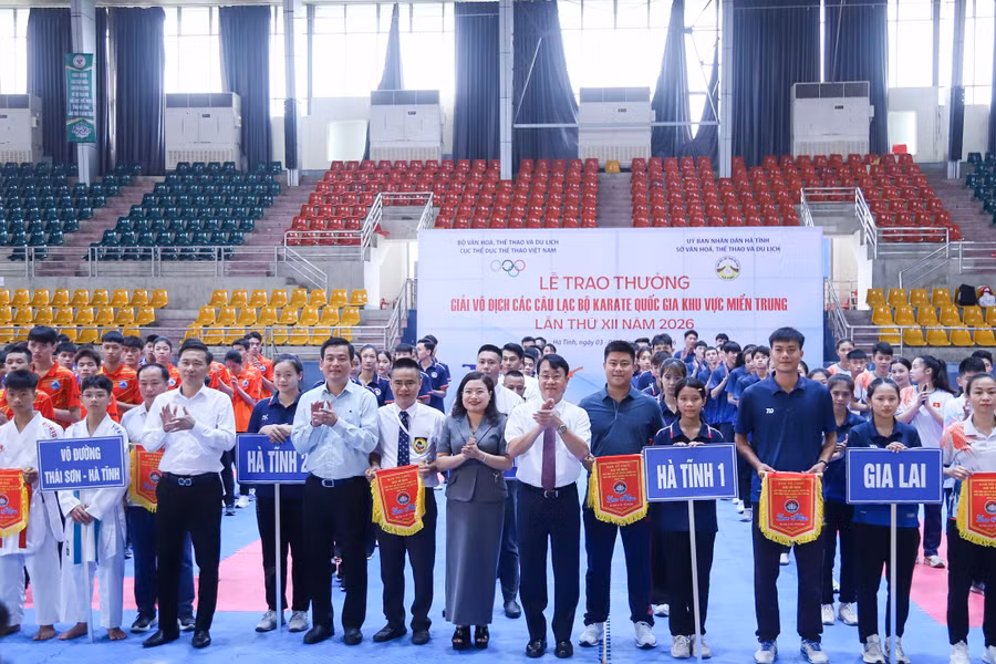 Đại biểu tặng quà lưu niệm cho các đoàn VĐV.