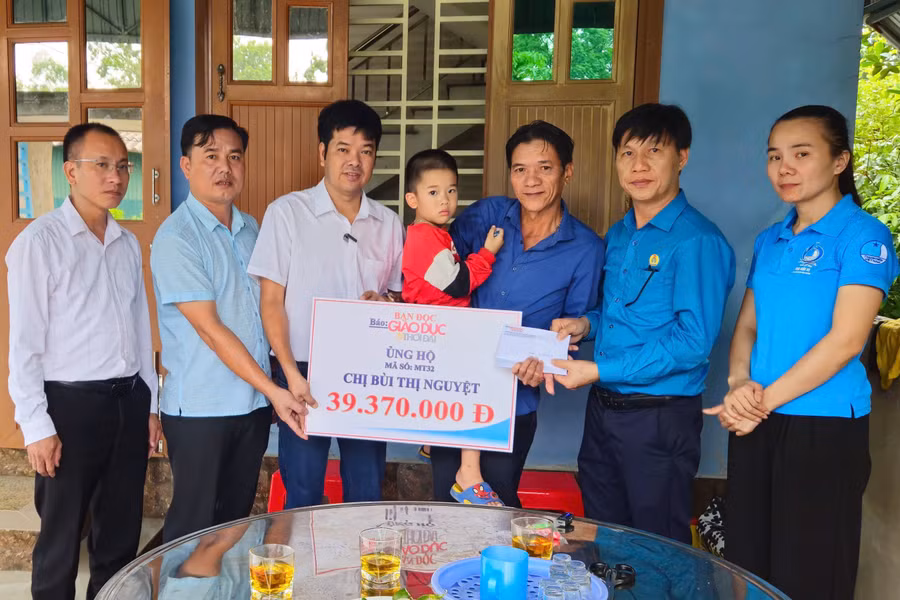 Trao quà bạn đọc Báo GD&TĐ tới hoàn cảnh gia đình chị Bùi Thị Nguyệt