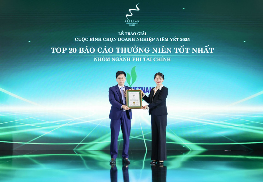 Ông Nguyễn Đình Thi – Trưởng ban Kinh tế kế hoạch PV Power, đại diện Tổng công ty nhận giải thưởng Top 20.