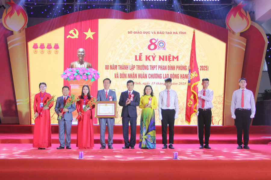 Trường THPT Phan Đình Phùng đón nhận Huân chương Lao động hạng Nhất. (Ảnh: T.H)