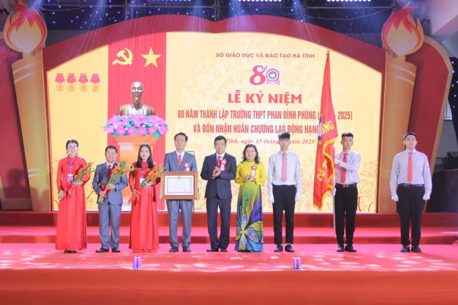 Trường THPT Phan Đình Phùng đón nhận Huân chương Lao động hạng Nhất. (Ảnh: T.H)