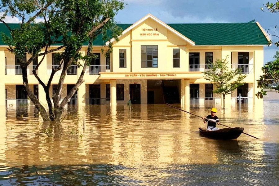 Không chỉ nhà dân, nhiều trường học cũng bị ngập. Tại Trường Tiểu học Quang Vĩnh (Đức Quang), nước có lúc ngập gần 1,5m, đến ngày 1/10 vẫn còn xấp xỉ 1m trong các phòng học. (Ảnh: Lê Minh) tieuhoc.jpg