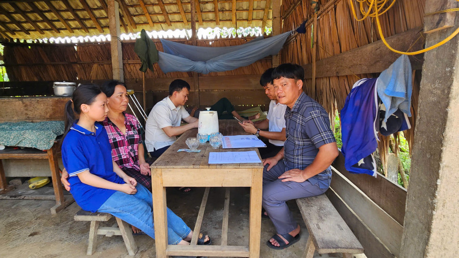 Đại diện VP Báo GD&TĐ khu vực MT-TN phối hợp với chính quyền địa phương đến thăm hỏi và trao quà gia đình em Nguyễn Hải Yến. 99.jpg
