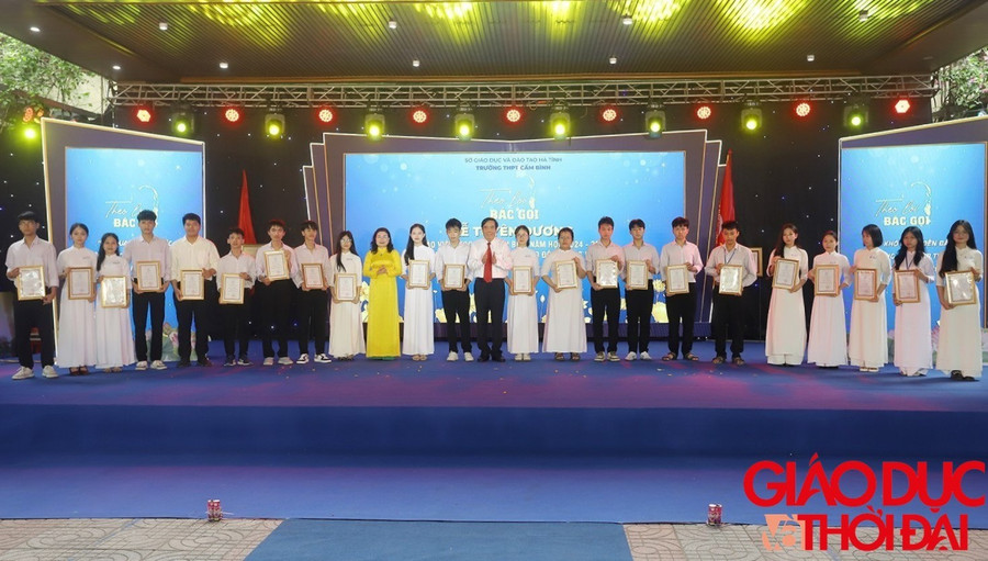 Vinh danh khen thưởng học sinh đạt thành tích xuất sắc trong học tập. 99-656.jpg
