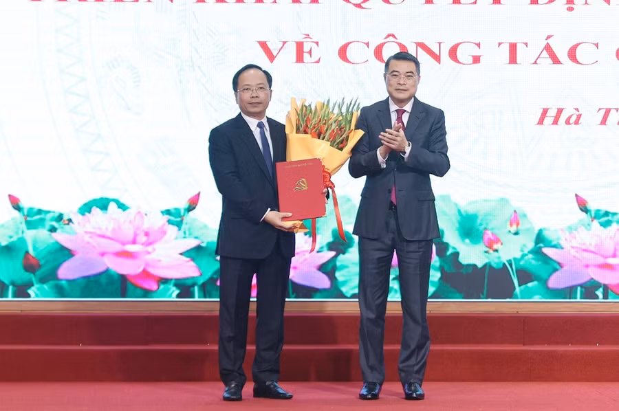 Ông Nguyễn Duy Lâm nhận quyết định bổ nhiệm Bí thư Tỉnh ủy Hà Tĩnh. (Ảnh: BHT)