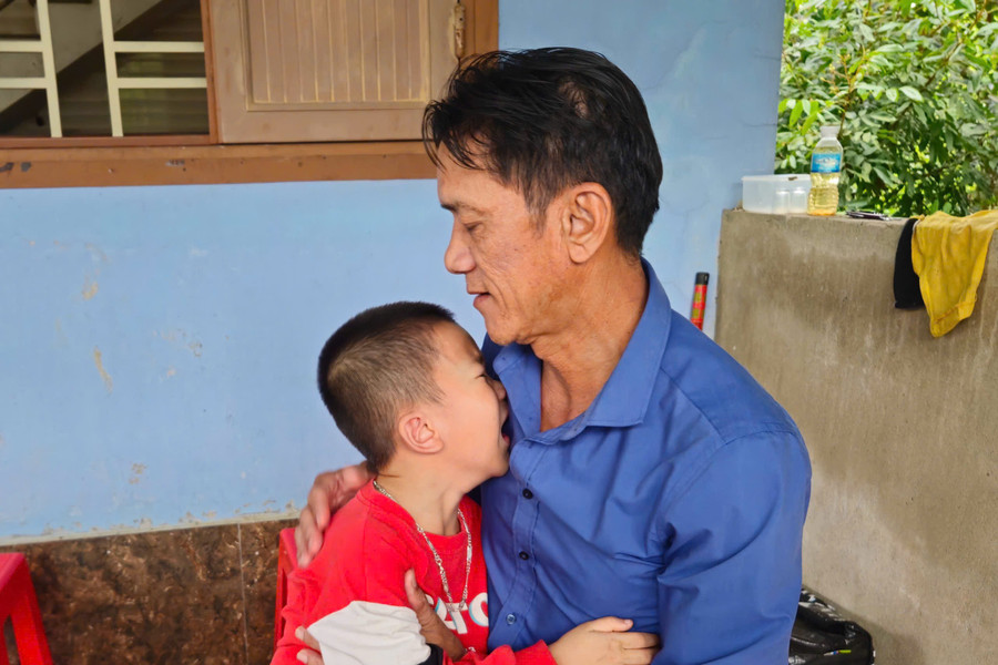 Từ hôm mẹ mất, cháu Dũng khóc suốt vì nhớ mẹ. 55.jpg