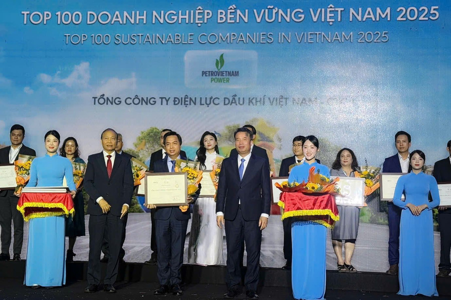 Đại diện PV Power, ông Phan Ngọc Hiền – Phó Tổng giám đốc nhận vinh danh.