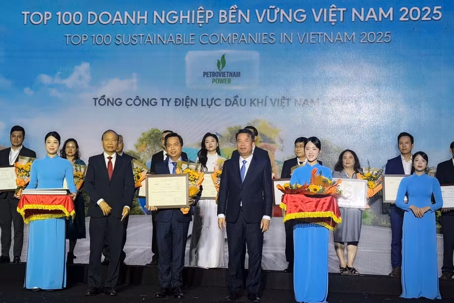 Đại diện PV Power, ông Phan Ngọc Hiền – Phó Tổng giám đốc nhận vinh danh.