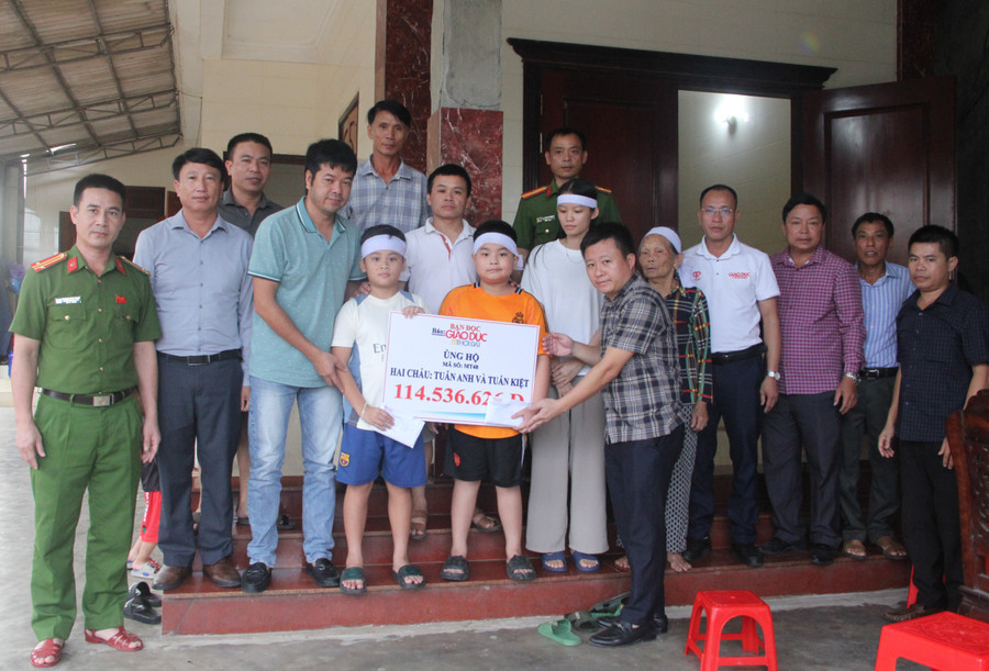 Đại diện Báo GD&TĐ cùng chính quyền địa phương trao quà bạn đọc, các tấm lòng hảo tâm đến hoàn cảnh 2 cháu nhỏ trong vụ ngạt khí thương tâm. na2.jpg