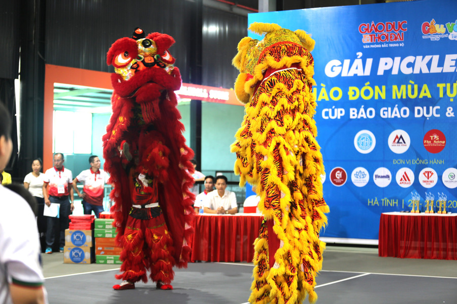 Tiết mục múa lân sôi động mở màn lễ khai mạc. 14.jpg