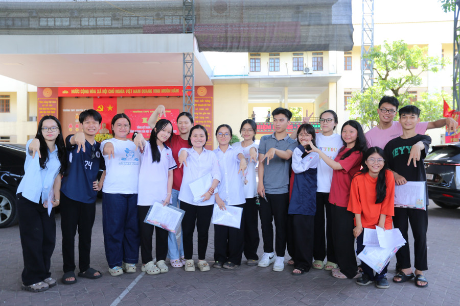 Nhóm học sinh phấn khởi sau khi kết thúc buổi thi sáng 27/6. 4i7a0656.jpg
