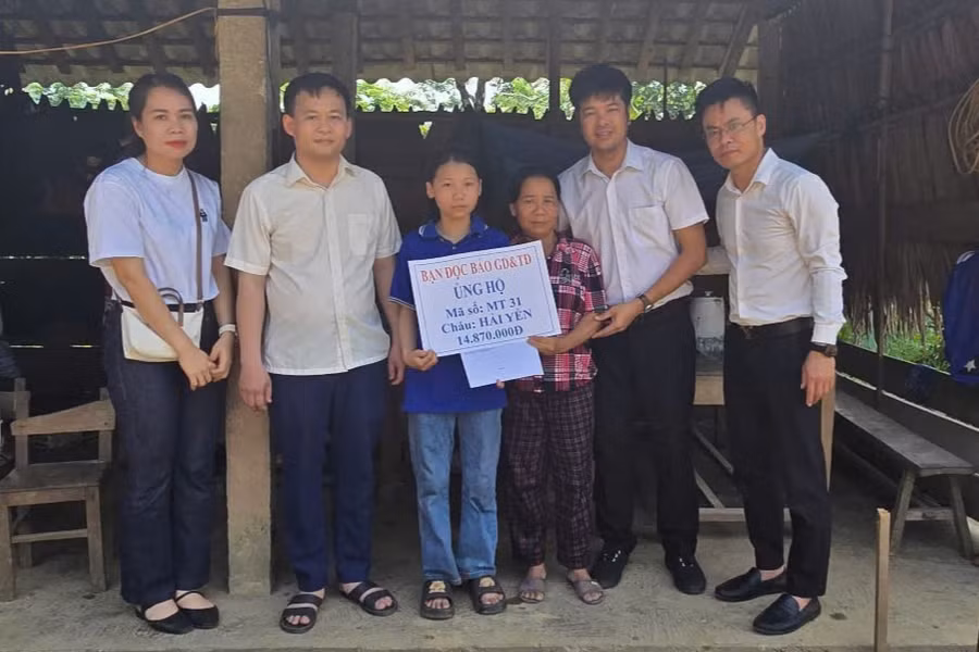 Trao quà bạn đọc Báo GD&TĐ tới hoàn cảnh nữ sinh lớp 7 hiếu học, cha mẹ bệnh tật