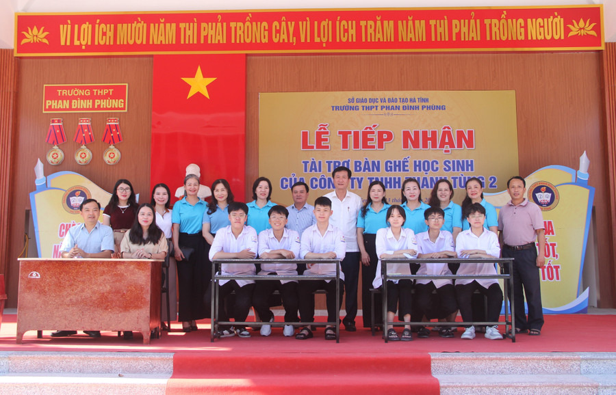 Trường THPT Phan Đình Phùng tiếp nhận bàn ghế của Công ty Thanh Tùng 2 trao tặng.