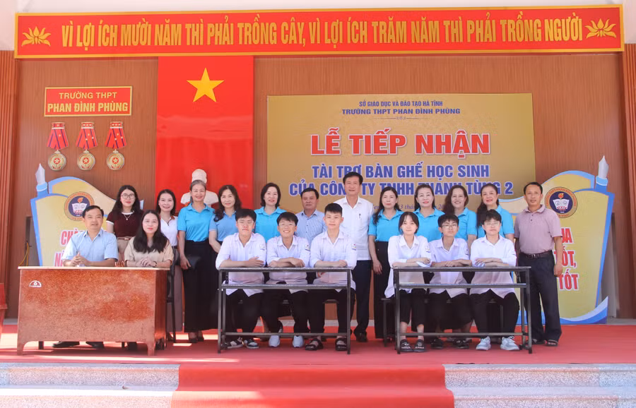 Trường THPT Phan Đình Phùng tiếp nhận bàn ghế của Công ty Thanh Tùng 2 trao tặng.